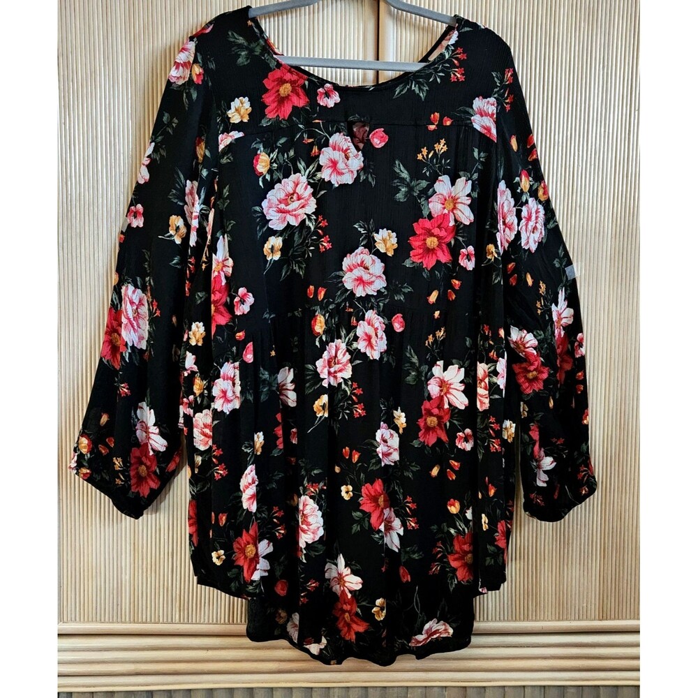 Torrid Women's Blouse Size 5 Black Floral Roses Pullover Flattering Romantic EUC - Picture 1 of 9